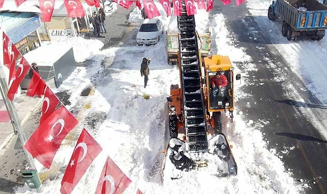 Kar yığınları kamyonlarla şehir dışına taşınıyor