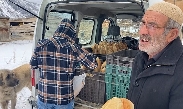 Karlı yolları aşarak yıllardır köylere ekmek götürüyor