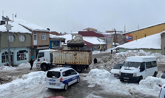 Karlıova'da ilçe dışına bin kamyon kar taşındı