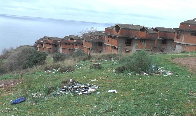 Kendi haline terk edilmiş villalar merak konusu oldu