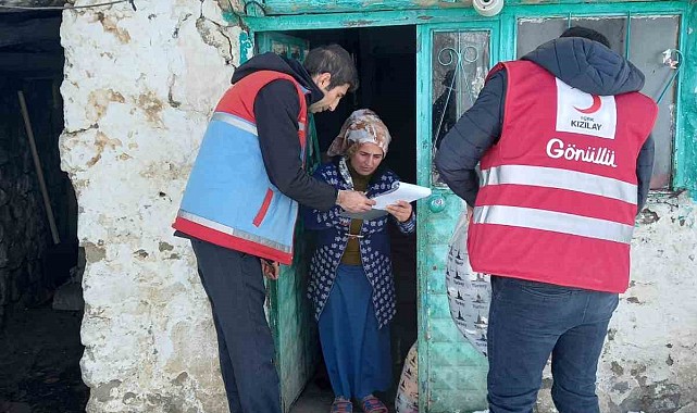 Kızılay ekipleri Hamur'da 470 haneye kıyafet ulaştırdı
