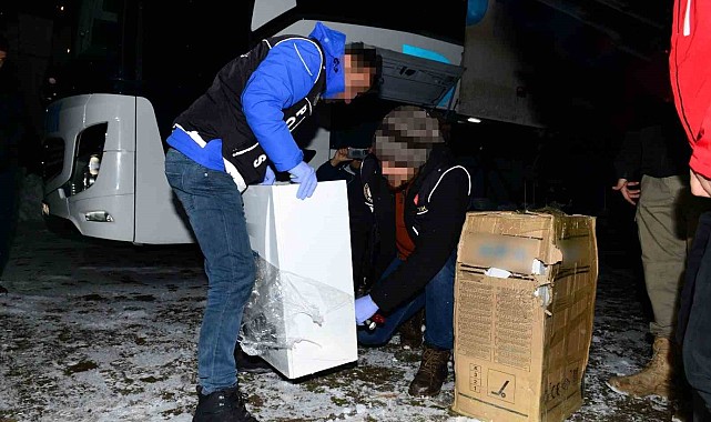 Kombi kasalarına zulalanmış 21 kilo uyuşturucu ele geçirildi