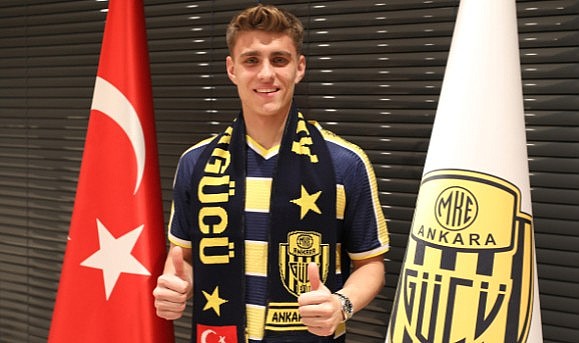 Maçın önüne geçti! Taraftarın protestosuna dayanamayan yıldız futbolcu ikinci yarıya çıkmadı