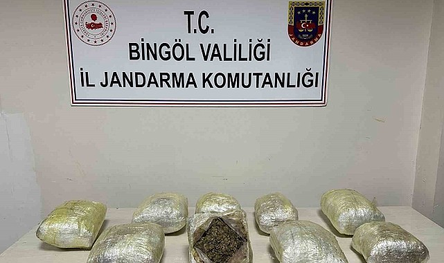 Odunların içine gizlenmiş uyuşturucu ele geçirildi: 3 kişi gözaltına alındı
