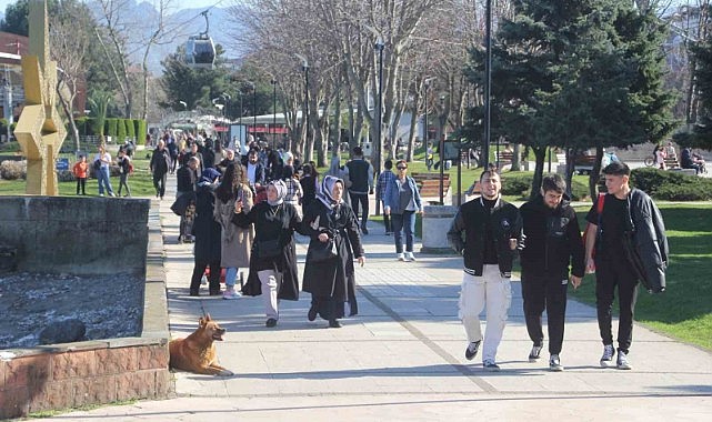 Ordu’da kış mevsiminde yaz havası sahilleri doldurdu