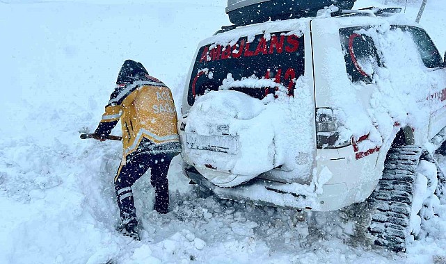 Paletli ambulans mahsur kaldı traktörle çektiler