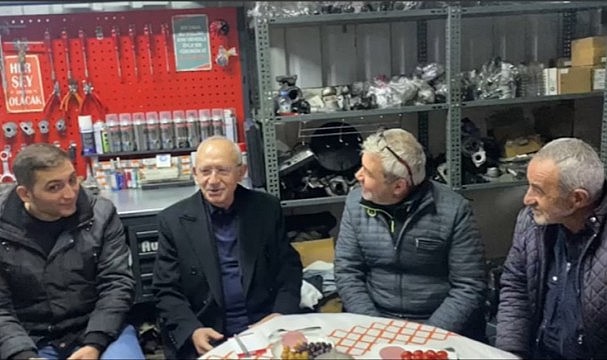 Sahalara geri dönen Kılıçdaroğlu, arkasındaki yazıyla mesaj mı verdi?