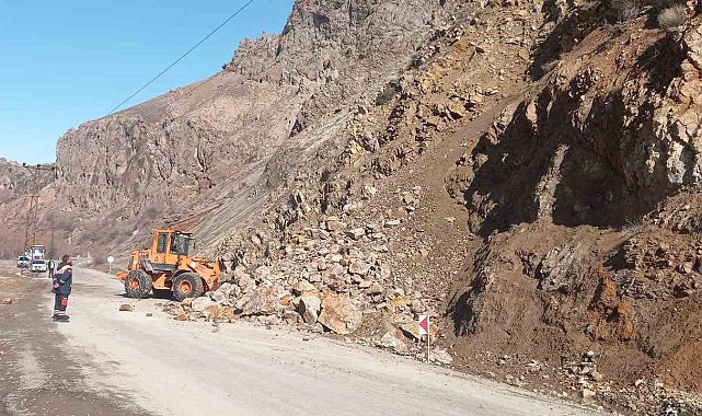 Tunceli-Erzincan karayolunda heyelan