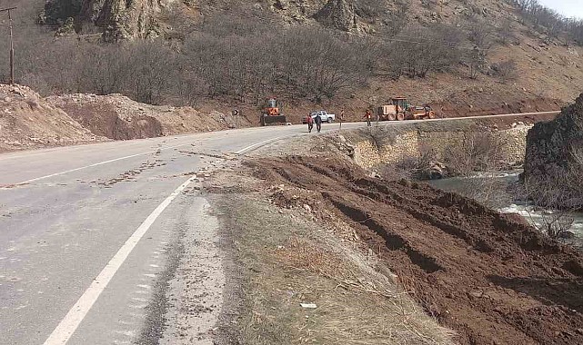 Tunceli'de devrilen tankerden çaya akan bitüm temizlendi