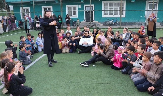 Ünlü isimler depremzedelere moral vermek için bölgeyi ziyaret etti