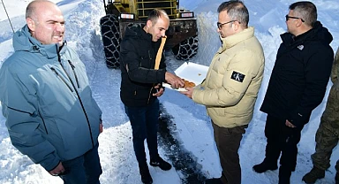 Vali Çiçek, karla mücadele ekiplerinin yanında
