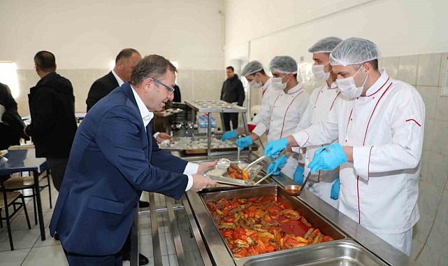 Vali Polat'tan jandarmayla öğle yemeği yedi