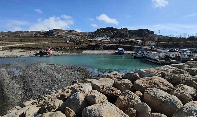 Van'da balıkçı tekneleri limanda mahsur kaldı