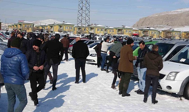 Van'da soğuk havaya rağmen açık oto pazarı araçlarla doldu