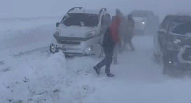 Vatandaşlar, Kars Valiliğinden yardım talep etti: 300 Kişi yoğun kar yağışı nedeniyle mahsur kaldı