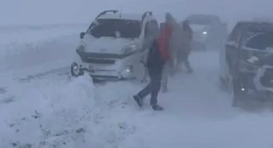 Vatandaşlar, Kars Valiliğinden yardım talep etti: 300 Kişi yoğun kar yağışı nedeniyle mahsur kaldı
