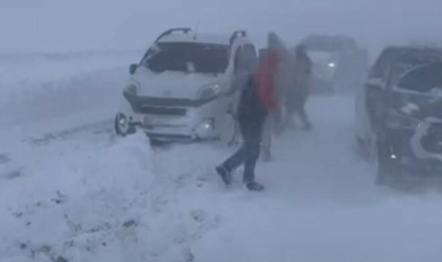 Vatandaşlar, Kars Valiliğinden yardım talep etti: 300 Kişi yoğun kar yağışı nedeniyle mahsur kaldı