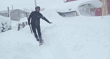 Vatandaşlar küreklerle kapılarını açıyor