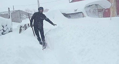 Vatandaşlar küreklerle kapılarını açıyor