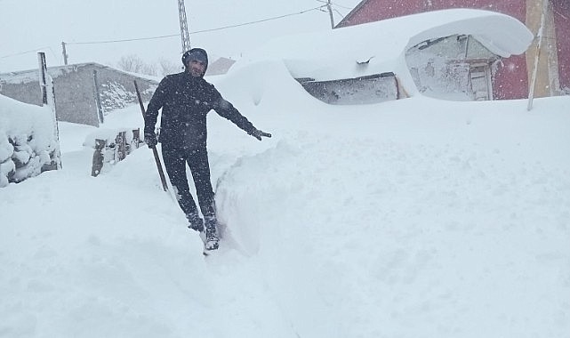 Vatandaşlar küreklerle kapılarını açıyor