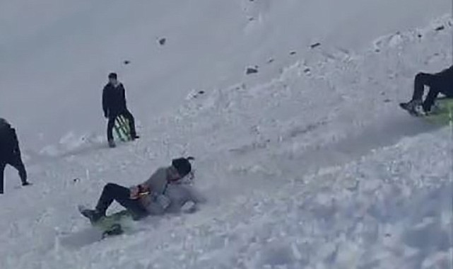 Vatandaşların kızakla kayma anları gülümsetti
