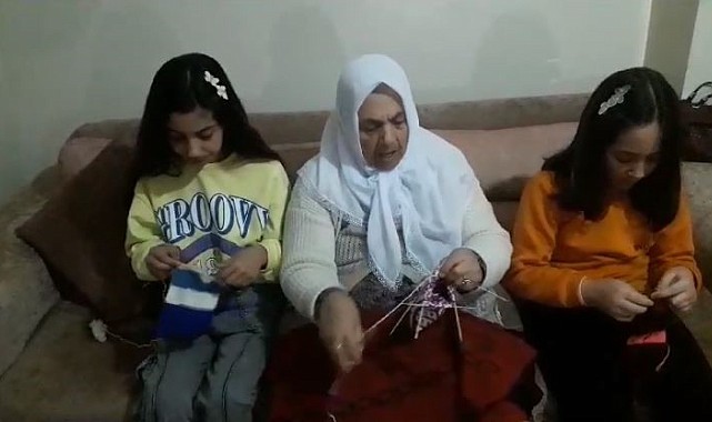 Yarıyıl tatilinde örgü örmeyi öğreniyorlar
