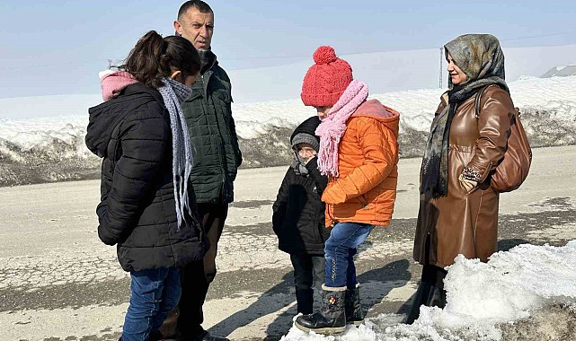 Yüksekova'da 4.4 büyüklüğünde deprem korkuttu, vatandaşlar kendini dışarıya attı
