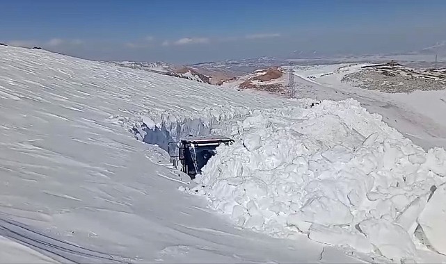 Yüksekova'da 5 metrelik kar tüneli oluştu