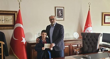11 yaşındaki Berat Kalkan, kazandığı ödülü Filistin'e bağışladı