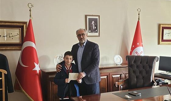 11 yaşındaki Berat Kalkan, kazandığı ödülü Filistin'e bağışladı