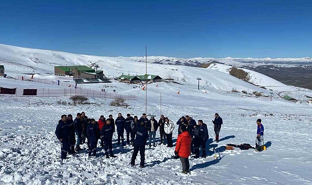 Aras'tan çığda arama ve kurtarma eğitimi