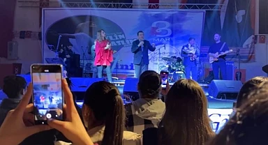 Ardahanlı gençler, Belediyenin organize ettiği konserde gönüllerince eğlendi