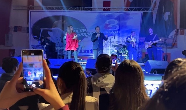 Ardahanlı gençler, Belediyenin organize ettiği konserde gönüllerince eğlendi
