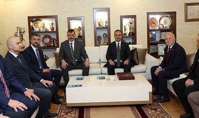 Bakan Kacır'dan Başkan Sekmen'e övgü