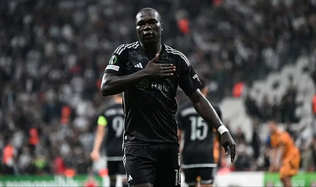 Beşiktaş'ta neler oluyor? Derbide ıslıklanan Aboubakar, yönetime resti çekti