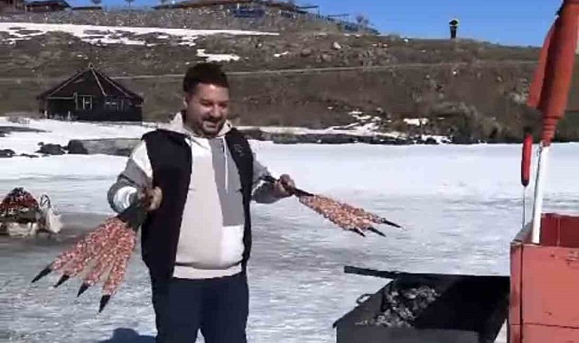 Çıldır Gölü'nde kızak arkasında kebap yaptı