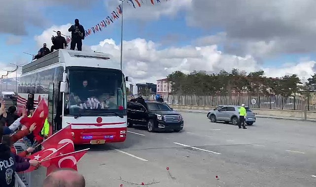 Cumhurbaşkanı Erdoğan geçerken yola karanfiller attılar