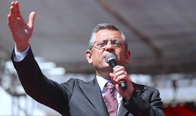 Cumhurbaşkanı Erdoğan'ı kızdıran EYT'li gruba Özgür Özel sahip çıktı: Onlar haklarını alana kadar iki elim yakandadır