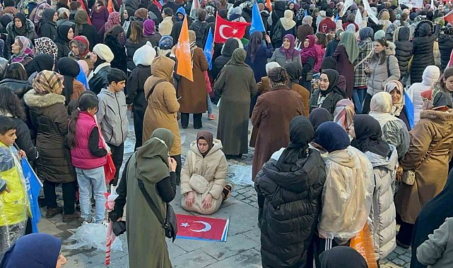 Cumhurbaşkanı Erdoğan konuşurken Türk bayrağını önüne bırakıp miting alanında namaz kıldı