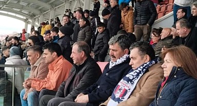 Demir ve Baydar tribünde buluştu
