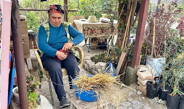 Depremzede kadının elinin değdiği buğday sapları, tepsi oluyor