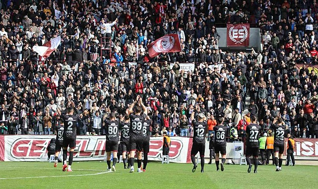 Elazığspor taraftarlarıyla coşuyor