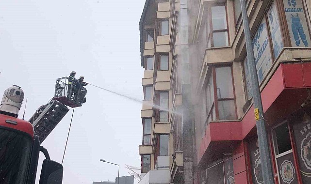 Erzurum'da işyerinin çatısında çıkan yangın itfaiye ekiplerince söndürüldü