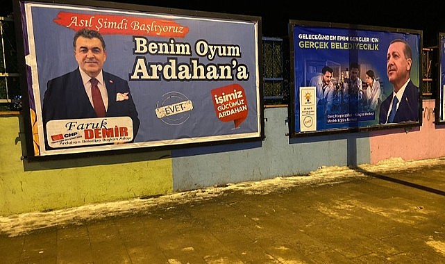 Faruk Demir’in afişlerdeki rakibi Erdoğan oldu!