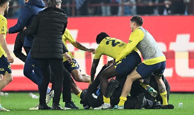 Fenerbahçeli Osayi Samuel, kendisine doğru koşan Trabzonsporlu taraftara yumruk attı