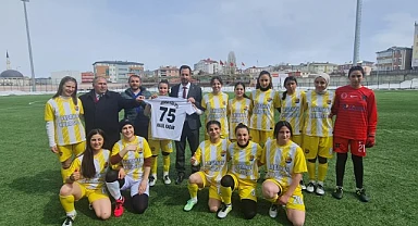 Halil Kaçar, tribünde yerini aldı: Kızlardan zafer geldi