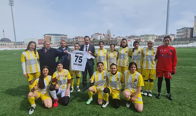 Halil Kaçar, tribünde yerini aldı: Kızlardan zafer geldi