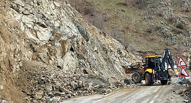 ARDAHAN-ARTVİN YOLUNDA HEYELAN MEYDANA GELDİ