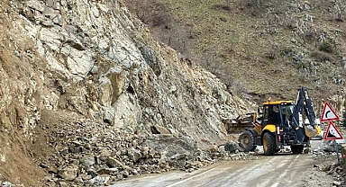 ARDAHAN-ARTVİN YOLUNDA HEYELAN MEYDANA GELDİ
