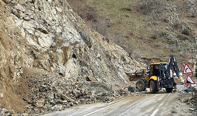 ARDAHAN-ARTVİN YOLUNDA HEYELAN MEYDANA GELDİ